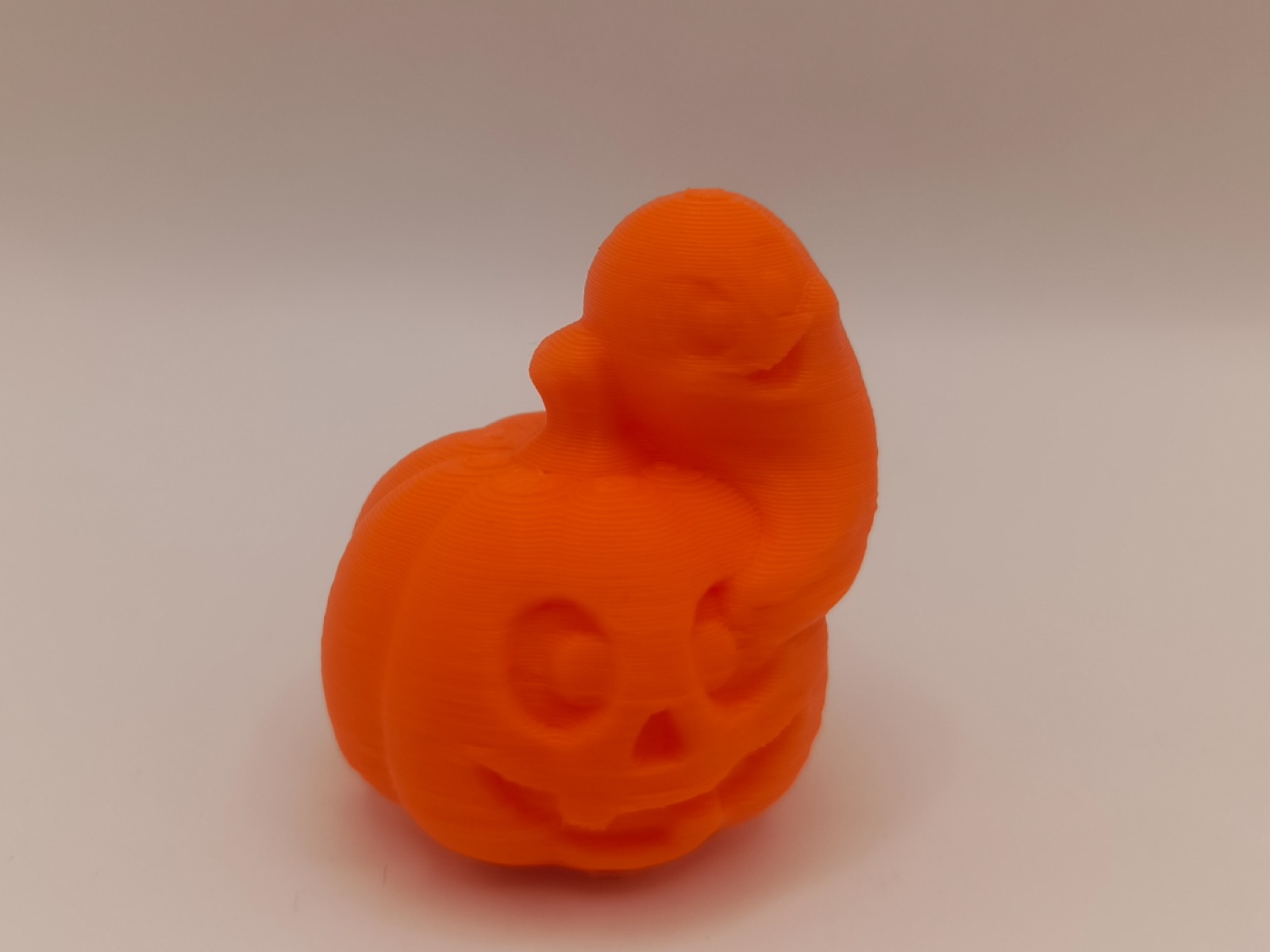Figurinha fantasma na abóbora Halloween 3D